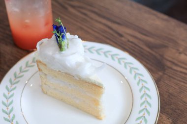 Vanilyalı hindistan cevizli kek ve üstüne taze hindistan cevizi. Tahta masadaki Thai geleneği.