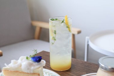 Naneli buzlu limonata. Yaz ferahlatıcı içecek ya da alkol kokteyli. Taze, sağlıklı soğuk içecek..