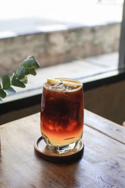 Masanın üzerinde tonik ve limon dilimli kahve, doğal ışık. Moda yazlık ferahlatıcı içecek..