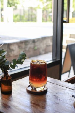 Masanın üzerinde tonik ve limon dilimli kahve, doğal ışık. Moda yazlık ferahlatıcı içecek..