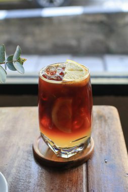 Masanın üzerinde tonik ve limon dilimli kahve, doğal ışık. Moda yazlık ferahlatıcı içecek..