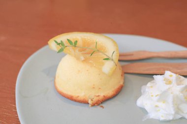 Tahta masada taze kremalı limonlu kek. Kahve dükkanı tatlısı. Güzel bir tatil partisi..