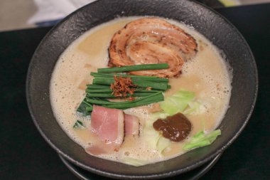 Domuz dilimli Tonkotsu ramen, haşlanmış yumurta, yosun ve yeşil soğan. Geleneksel Japon yemekleri