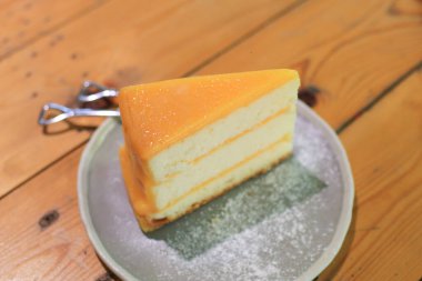 Tahta masadaki turuncu pasta. Klasik tarifle Citrus keki. Ev yapımı fırın, vejetaryen tatlı..