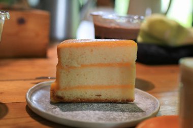 Tahta masadaki turuncu pasta. Klasik tarifle Citrus keki. Ev yapımı fırın, vejetaryen tatlı..