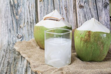 Ahşap arka planda taze hindistan cevizi suyu. Organik sağlıklı tropikal içecek..