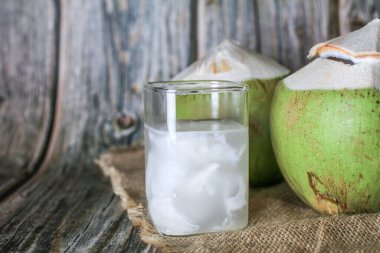 Ahşap arka planda taze hindistan cevizi suyu. Organik sağlıklı tropikal içecek..