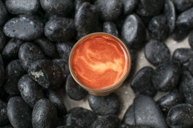 Siyah kaya zemininde sıcak latte kahve. Kahvaltı içeceği sabah konsepti. Kafedeki kafede..