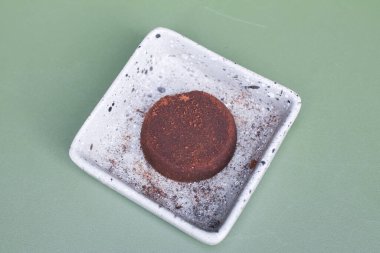 Espresso makinesinin kahve telvesi. Bitki toprağı için geri dönüşüm. Sürdürülebilir ve sıfır atık kavramı.