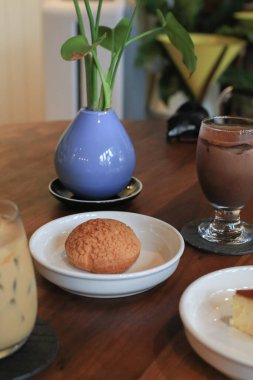 Craquelin Choux bisküvileri ahşap masada vanilya ve süt kreması dolu. Kahve molası ya da parti için fırın.