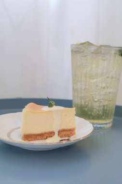 Kahve dükkanında kremalı cheesecake. Ev yapımı Cheesecake New York tatlısı. Seçici odaklanma. Boşluğu kopyala