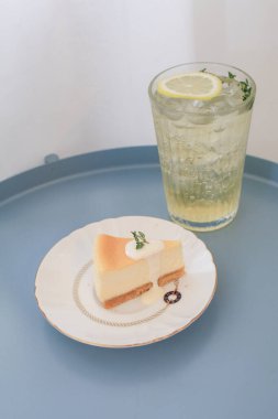 Kahve dükkanında kremalı cheesecake. Ev yapımı Cheesecake New York tatlısı. Seçici odaklanma. Boşluğu kopyala