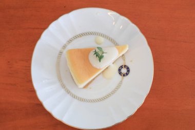 Kahve dükkanında kremalı cheesecake. Ev yapımı Cheesecake New York tatlısı. Seçici odaklanma. Boşluğu kopyala