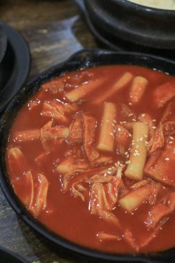 Tteokbokki Korelisi (Baharatlı Kore Pirinçli Kek Erişte Çorbası) çeşitli sebzelerle kızartılmış ve sıcak tavada baharatlı.
