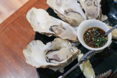 Kabuklu çiğ istiridye ve soya sosu. Japon restoranında lezzetli taze deniz ürünleri.