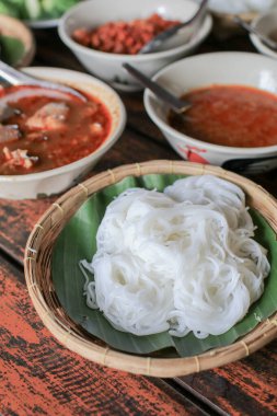 Baharatlı domuz soslu pirinç vermicelli Tayland 'ın kuzeyinde yerel Tayland yemeği..
