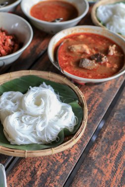 Baharatlı domuz soslu pirinç vermicelli Tayland 'ın kuzeyinde yerel Tayland yemeği..