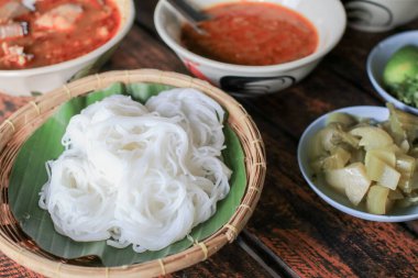 Baharatlı domuz soslu pirinç vermicelli Tayland 'ın kuzeyinde yerel Tayland yemeği..