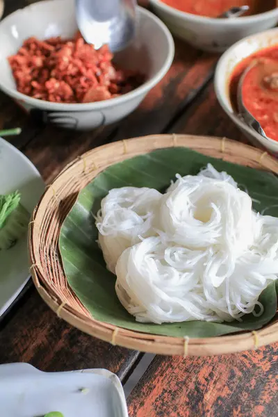 Baharatlı domuz soslu pirinç vermicelli Tayland 'ın kuzeyinde yerel Tayland yemeği..