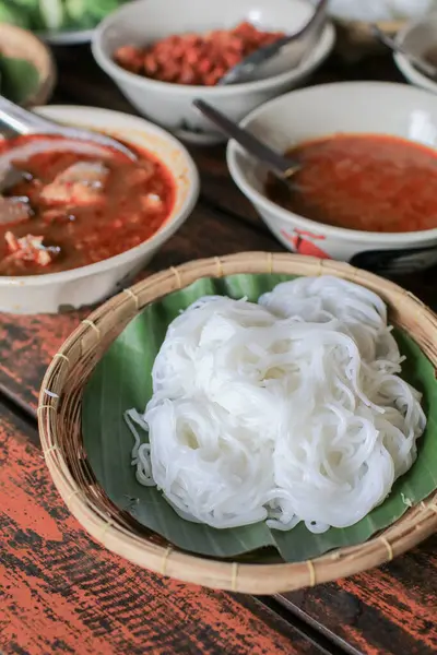Baharatlı domuz soslu pirinç vermicelli Tayland 'ın kuzeyinde yerel Tayland yemeği..