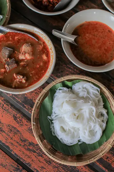 Baharatlı domuz soslu pirinç vermicelli Tayland 'ın kuzeyinde yerel Tayland yemeği..