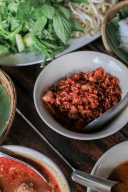 Nam Prik Ong (baharatlı Kuzey Tayland Domuzu ve Domates) domatesli ve biberli domuz sote ile yapılır.
