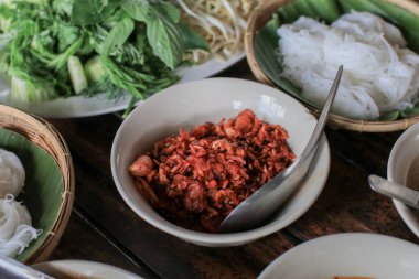 Nam Prik Ong (baharatlı Kuzey Tayland Domuzu ve Domates) domatesli ve biberli domuz sote ile yapılır.