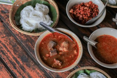 Nam Ngiao 'nun kendine özgü baharatlı ve keskin bir tadı var. Kuzey Tayland Geleneksel Lanna yemekleri