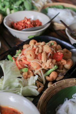 Baharatlı salatada çıtır balık Maw, siyah tabakta 