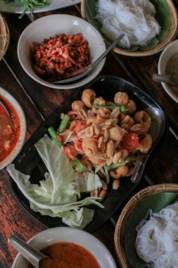 Baharatlı salatada çıtır balık Maw, siyah tabakta 