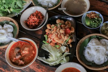 Baharatlı salatada çıtır balık Maw, siyah tabakta 