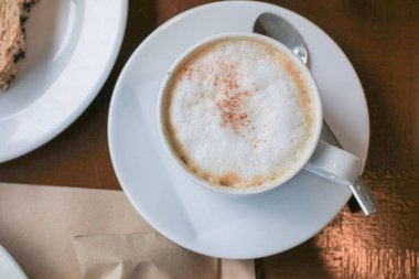 Sabah kahvaltısı için süt köpüklü sütlü latte cappuccino. Tazeleyici içecek..