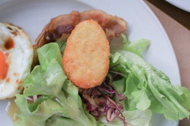 Sabah kahvaltısı için sebze salatası, pastırma ve sahanda yumurta. Geleneksel lezzetli sabah yemeği.