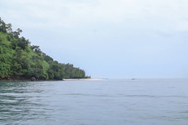 Okyanus manzaralı güzel bir tropik ada. Yaz tatili deniz manzarası. Tayland doğası geçmişi.