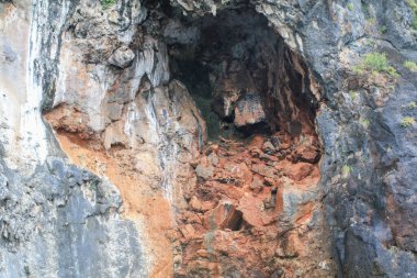 Rough dağlarının yüzeyindeki doğal kaya dokusu. Kırık kırık parçalanmış. Kum taşı katmanları.