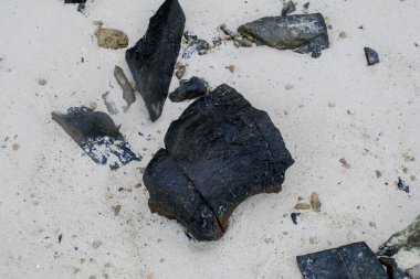 Sahilde kaya ya da taş gibi sert bir yüzey. Doğa manzarası. Yaz seyahati.