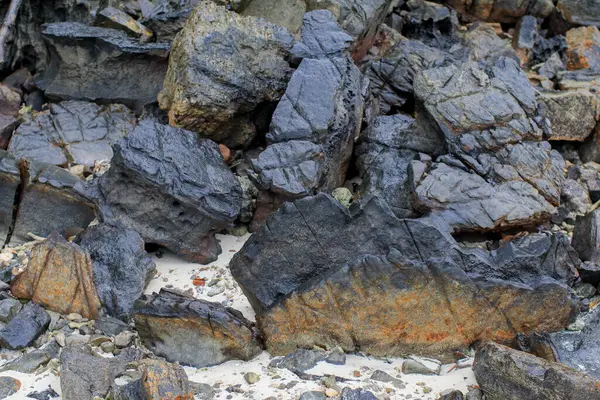 Sahilde kaya ya da taş gibi sert bir yüzey. Doğa manzarası. Yaz seyahati.