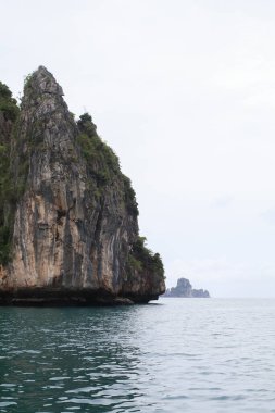 Tayland, Krabi 'den tropik deniz manzarası. Barışçıl seyahat, egzotik inziva ve ada macerası. Manzara doğal arkaplan.