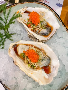 Buzlu Ponzu soslu taze istiridye sashimi. Japon deniz ürünleri tarzı.