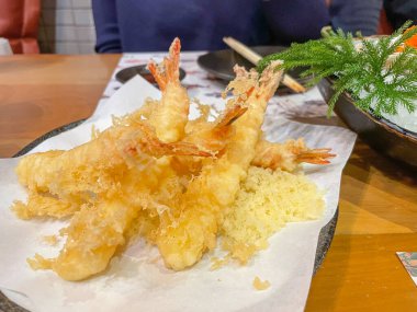 Bol yağda kızartılmış karides Tempura soslu Japon yemeğidir. Restoran yemeği..