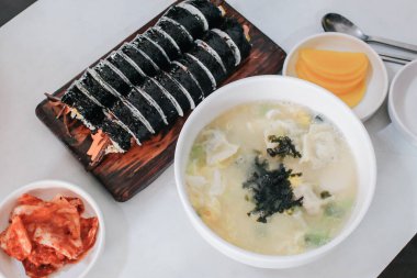 Beyaz kasede yosun yumurtası çorbası ile ev yapımı lezzetli hamur köftesi çorbası Kimbub ile yenir. Asya yemekleri