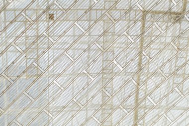 Şebeke ile modern mimari iç tavan. Karmaşık metal iskelet yinelenen geometrik patinaj oluşturur