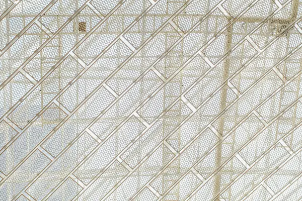 Şebeke ile modern mimari iç tavan. Karmaşık metal iskelet yinelenen geometrik patinaj oluşturur