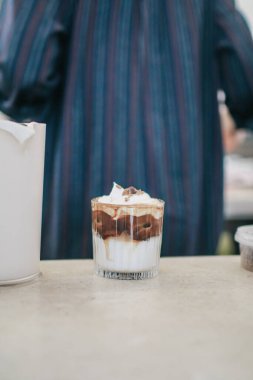 Kafenin tepesinde kremalı buzlu kahve. Soğuk yaz içkisi. Kahvaltı içeceği sabah konsepti.