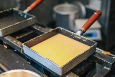 Kare tava Japon usulü yumurta mutfakta fırında. Tamago geleneksel rulo omlet tarifi.
