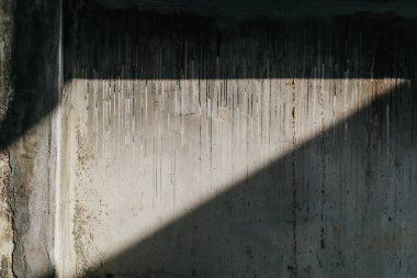 Kirli beton duvarda güneş ışığı ve gölgeler. Ürün sunumu için minimalist soyut arkaplan