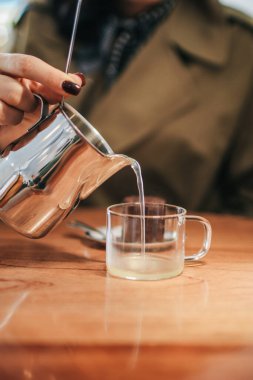 Kadınlar Canele de Bordeaux 'yu limonata ve geleneksel Fransız şekerlemeleriyle yerler. Fransız tatlısı.