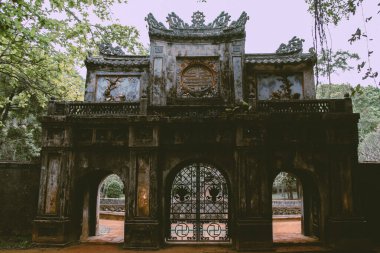 Parktaki eski ahşap kapı..