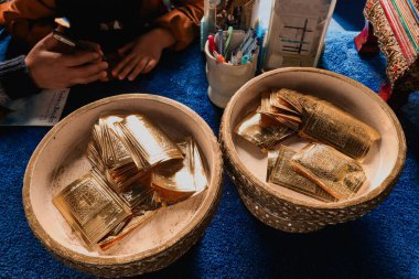 Beyaz arka planda bir sürü bozuk para olan altın para.