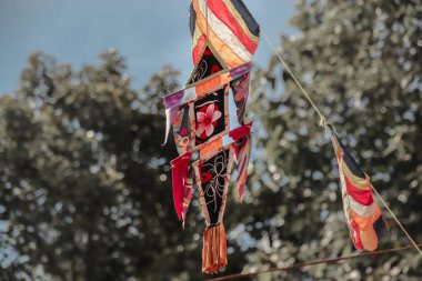 Parkta renkli bayraklar ve İspanya işaretleri